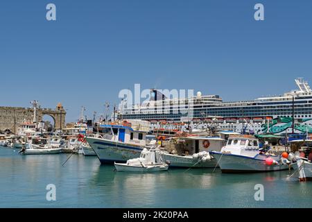 Rhodos, Griechenland - Mai 2022: Kleine Fischerboote liegen im Hafen von Rhodos Stockfoto