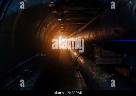 Runder, unterirdischer Betontunnel aus Abwasser, Heizungskanal oder Wasserversorgungssystem Stockfoto