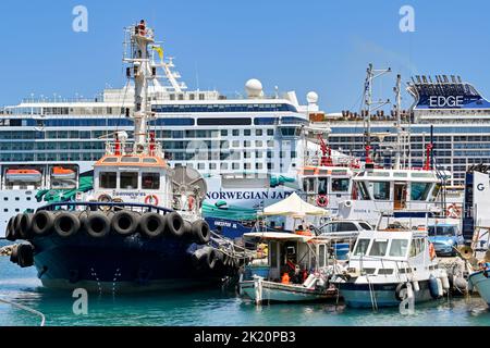 Rhodos, Griechenland - Mai 2022: Schlepper und kleine Fischerboote liegen im Hafen von Rhodos Stockfoto