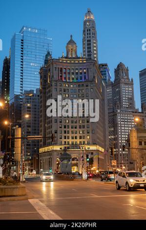 Eine vertikale Aufnahme von Wolkenkratzern in der Innenstadt von Chicago bei Sonnenuntergang Stockfoto