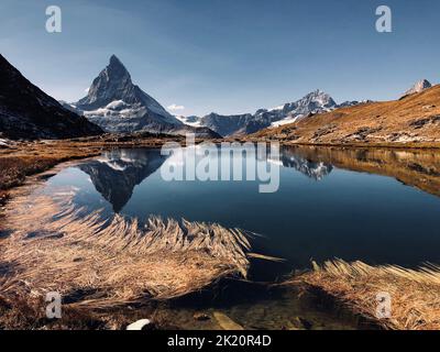 Matterhorn Zermatt ab Riffelsee im Herbst Stockfoto