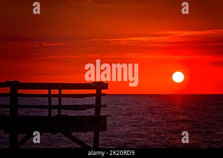 Die Sonne geht am Cedar Point Fishing Pier, 2. Mai 2014, in CODEN, Alabama, unter. Stockfoto