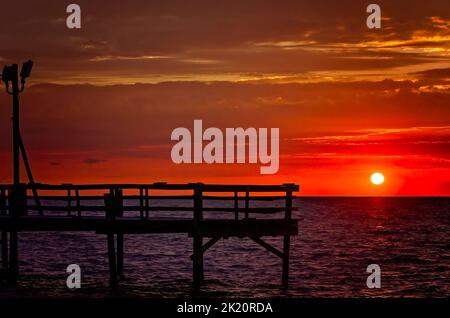 Die Sonne geht am Cedar Point Fishing Pier, 2. Mai 2014, in CODEN, Alabama, unter. Stockfoto