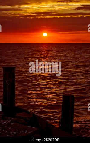 Die Sonne geht am Cedar Point Fishing Pier, 2. Mai 2014, in CODEN, Alabama, unter. Stockfoto