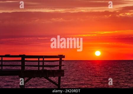 Die Sonne geht am Cedar Point Fishing Pier, 2. Mai 2014, in CODEN, Alabama, unter. Stockfoto