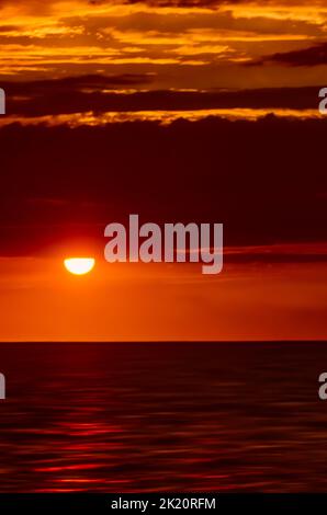 Am 2. Mai 2014 geht die Sonne über der Heron Bay in CODEN, Alabama, unter. Stockfoto