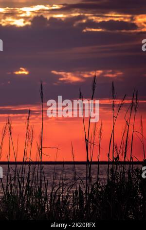 Am 2. Mai 2014 geht die Sonne über der Heron Bay in CODEN, Alabama, unter. Stockfoto