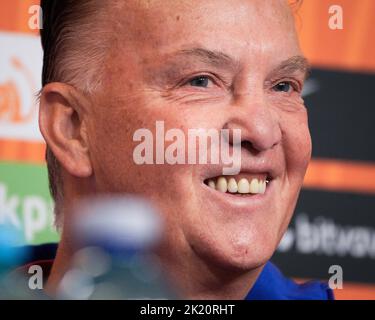 Der niederländische Fußballnationaltrainer Louis van Gaal wird am 21. September 2022 bei einer Pressekonferenz in Warschau, Polen, gesehen. Stockfoto