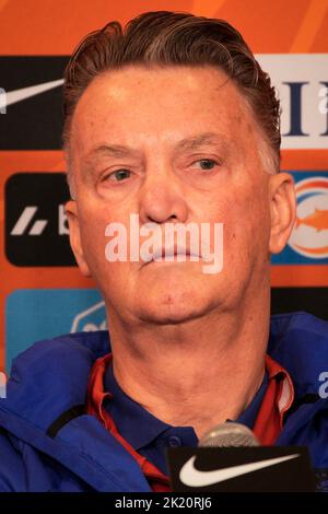 Der niederländische Fußballnationaltrainer Louis van Gaal wird am 21. September 2022 bei einer Pressekonferenz in Warschau, Polen, gesehen. Stockfoto