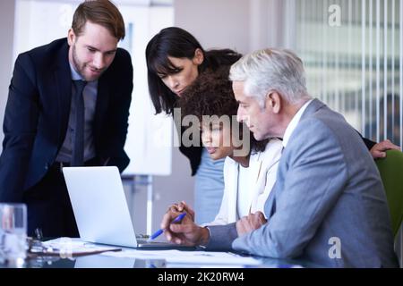 Die Arbeit mit Teamwork erledigen. Eine Gruppe von Geschäftskollegen trifft sich im Sitzungssaal. Stockfoto