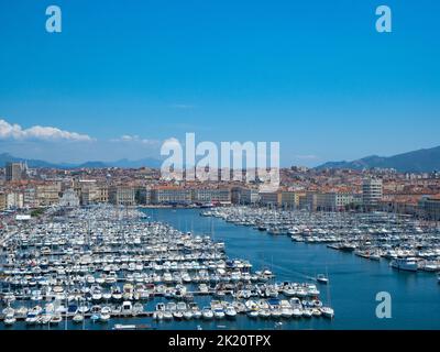 Marseille, Frankreich - Mai 15. 2022: Panoramablick über den berühmten alten Hafen Stockfoto