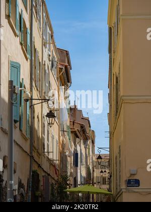 Marseille, Frankreich - Mai 15. 2022: Eine schmale Gasse zwischen historischen Gebäuden in der Altstadt Stockfoto