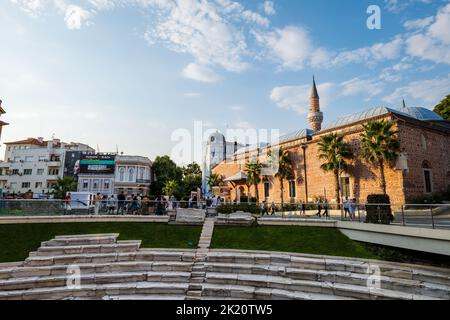 Plovdiv, Bulgarien, 2022. Juli: Plovdiv Stadtzentrum mit Dschumaya Moschee und dem alten Stadion der Philippopolis Ruinen unter dem modernen Plovdiv, Bulgarien Stockfoto