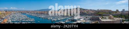 Marseille, Frankreich - Mai 15. 2022: Panoramablick über den berühmten alten Hafen Stockfoto