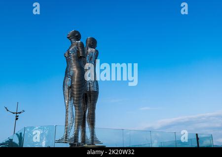 Batumi, Georgia - August 2022: Ali und Nino bewegte Skulptur von Tamar Kvesitadze. Ein berühmtes Wahrzeichen in Batumi, Georgia. Stockfoto