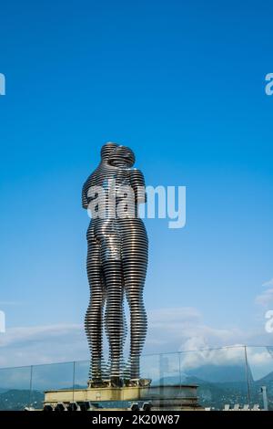 Batumi, Georgia - August 2022: Ali und Nino bewegte Skulptur von Tamar Kvesitadze. Ein berühmtes Wahrzeichen in Batumi, Georgia. Stockfoto