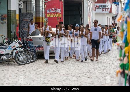 Nazare das Farinhas, Bahia, Brasilien - 23. März 2016: Gruppe von Capoeira-Praktizierenden, die auf den Platz zu gehen. Stadt Nazare das Farinhas, Brasilien. Stockfoto