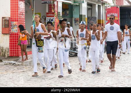 Nazare das Farinhas, Bahia, Brasilien - 23. März 2016: Gruppe von Capoeira-Praktizierenden, die auf den Platz zu gehen. Stadt Nazare das Farinhas, Brasilien. Stockfoto