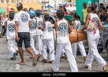 Nazare das Farinhas, Bahia, Brasilien - 23. März 2016: Gruppe von Capoeira-Praktizierenden, die auf den Platz zu gehen. Stadt Nazare das Farinhas, Brasilien. Stockfoto