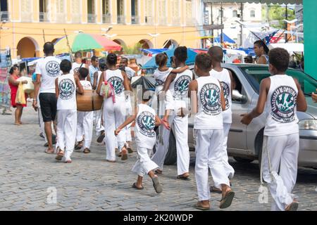 Nazare das Farinhas, Bahia, Brasilien - 23. März 2016: Gruppe von Capoeira-Praktizierenden, die auf den Platz zu gehen. Stadt Nazare das Farinhas, Brasilien. Stockfoto