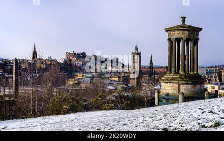 Winteransicht des städtischen Vulkans vom Carlton Hill in Edinburgh Stockfoto