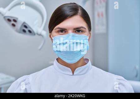 Porträt der Ärztin Krankenschwester Zahnarzt in medizinischen Gesichtsmaske in weiß Stockfoto