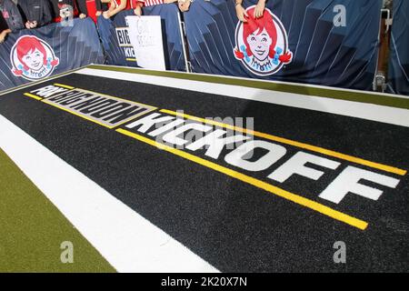 DAS Fox Big Noon Kickoff zieht im Memorial Stadium vor Nebraska gegen Oklahoma eine riesige Menschenmenge an. Gaststars wie Larry, der Kabeljunge, sind der Höhepunkt. Stockfoto