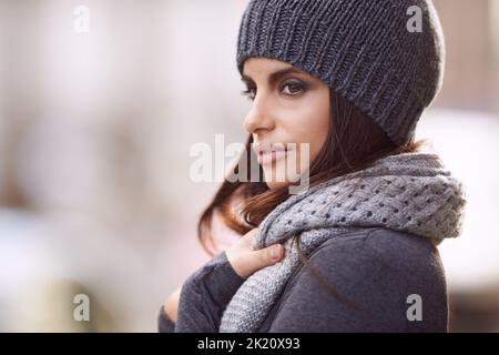 Hallo Winter. Eine schöne junge Frau trägt stilvolle Winterkleidung. Stockfoto