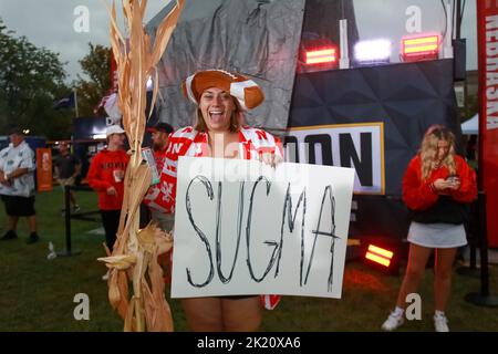 DAS Fox Big Noon Kickoff zieht im Memorial Stadium vor Nebraska gegen Oklahoma eine riesige Menschenmenge an. Gaststars wie Larry, der Kabeljunge, sind der Höhepunkt. Stockfoto