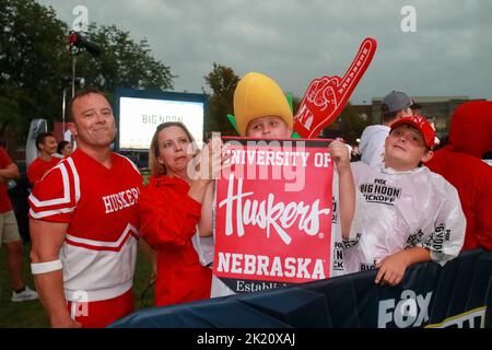 DAS Fox Big Noon Kickoff zieht im Memorial Stadium vor Nebraska gegen Oklahoma eine riesige Menschenmenge an. Gaststars wie Larry, der Kabeljunge, sind der Höhepunkt. Stockfoto