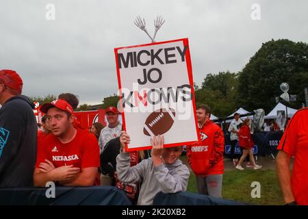 DAS Fox Big Noon Kickoff zieht im Memorial Stadium vor Nebraska gegen Oklahoma eine riesige Menschenmenge an. Gaststars wie Larry, der Kabeljunge, sind der Höhepunkt. Stockfoto