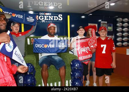 DAS Fox Big Noon Kickoff zieht im Memorial Stadium vor Nebraska gegen Oklahoma eine riesige Menschenmenge an. Gaststars wie Larry, der Kabeljunge, sind der Höhepunkt. Stockfoto