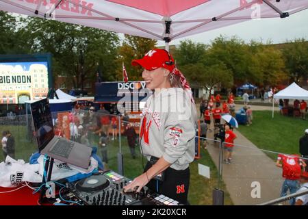 DAS Fox Big Noon Kickoff zieht im Memorial Stadium vor Nebraska gegen Oklahoma eine riesige Menschenmenge an. Gaststars wie Larry, der Kabeljunge, sind der Höhepunkt. Stockfoto