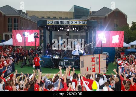 DAS Fox Big Noon Kickoff zieht im Memorial Stadium vor Nebraska gegen Oklahoma eine riesige Menschenmenge an. Gaststars wie Larry, der Kabeljunge, sind der Höhepunkt. Stockfoto