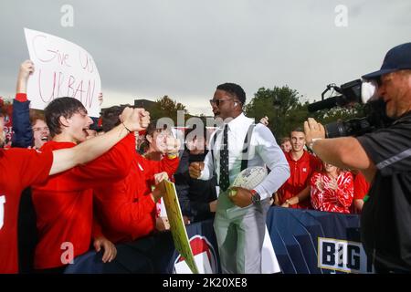 DAS Fox Big Noon Kickoff zieht im Memorial Stadium vor Nebraska gegen Oklahoma eine riesige Menschenmenge an. Gaststars wie Larry, der Kabeljunge, sind der Höhepunkt. Stockfoto