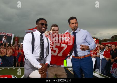 DAS Fox Big Noon Kickoff zieht im Memorial Stadium vor Nebraska gegen Oklahoma eine riesige Menschenmenge an. Gaststars wie Larry, der Kabeljunge, sind der Höhepunkt. Stockfoto