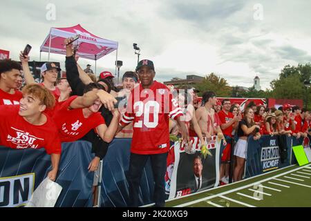 DAS Fox Big Noon Kickoff zieht im Memorial Stadium vor Nebraska gegen Oklahoma eine riesige Menschenmenge an. Gaststars wie Larry, der Kabeljunge, sind der Höhepunkt. Stockfoto