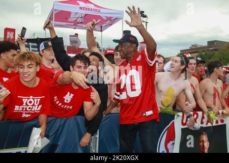 DAS Fox Big Noon Kickoff zieht im Memorial Stadium vor Nebraska gegen Oklahoma eine riesige Menschenmenge an. Gaststars wie Larry, der Kabeljunge, sind der Höhepunkt. Stockfoto