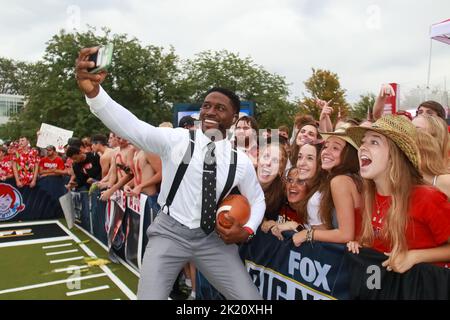 DAS Fox Big Noon Kickoff zieht im Memorial Stadium vor Nebraska gegen Oklahoma eine riesige Menschenmenge an. Gaststars wie Larry, der Kabeljunge, sind der Höhepunkt. Stockfoto