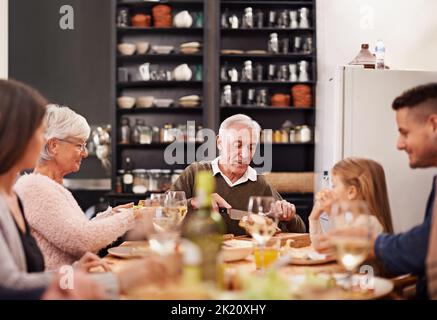 Die pute schnitzen. Eine Familie sitzt zum Abendessen. Stockfoto