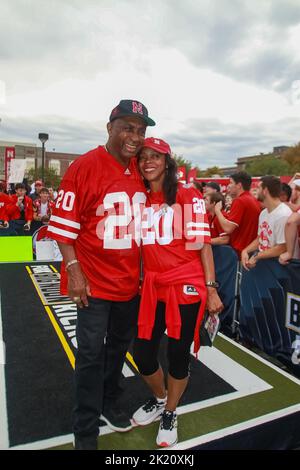 DAS Fox Big Noon Kickoff zieht im Memorial Stadium vor Nebraska gegen Oklahoma eine riesige Menschenmenge an. Gaststars wie Larry, der Kabeljunge, sind der Höhepunkt. Stockfoto