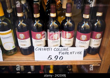 Chianti Colli Fiorentina Weinflaschen zum Verkauf in Bologna Italien Stockfoto