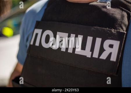 Körperpanzerung des ukrainischen Polizisten mit Schild Polizei in ukrainischer Sprache Stockfoto