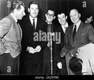 DANNY KAYE ERROL FLYNN Producer PETER DUNCAN DENNIS DAY und JACK BENNY haben während der Übertragung des B.B.B.C. am Mikrofon gecantet Radio Show IN DER STADT HEUTE ABEND in 1952 Werbung für Warner Bros. Stockfoto