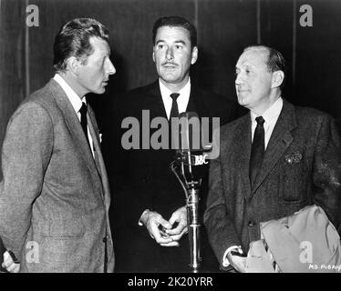 DANNY KAYE ERROL FLYNN und JACK BENNY haben während der Übertragung des B.B.B.C. an einem Mikrofon gecantt Radio Show IN DER STADT HEUTE ABEND in 1952 Werbung für Warner Bros. Stockfoto