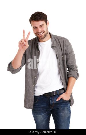 Frieden, Mann. Porträt eines jungen Mannes mit dem auf Weiß isolierten Friedenszeichen. Stockfoto