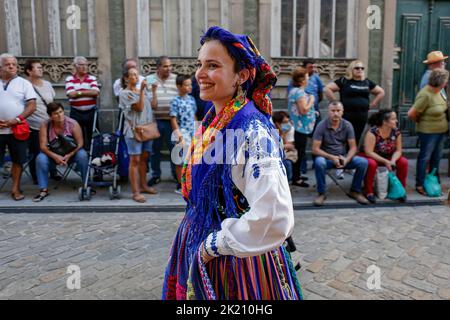 Ponte de Lima - 10. September 2022: Junge Menschen in den traditionellen Kostümen Nordportugals bei der Feiras Novas Festparade. Stockfoto