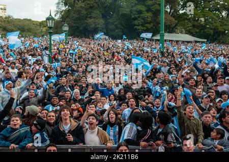 Argentinische Fußballfans verfolgen das Spiel ihrer Mannschaft gegen Griechenland während der WM 2010 auf einer riesigen Leinwand Stockfoto