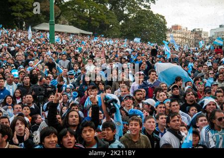 Argentinische Fußballfans verfolgen das Spiel ihrer Mannschaft gegen Griechenland während der WM 2010 auf einer riesigen Leinwand Stockfoto