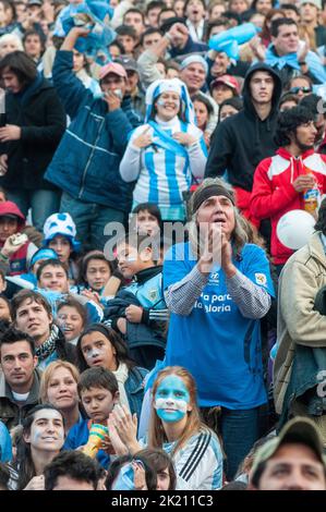 Argentinische Fußballfans verfolgen das Spiel ihrer Mannschaft gegen Griechenland während der WM 2010 auf einer riesigen Leinwand Stockfoto